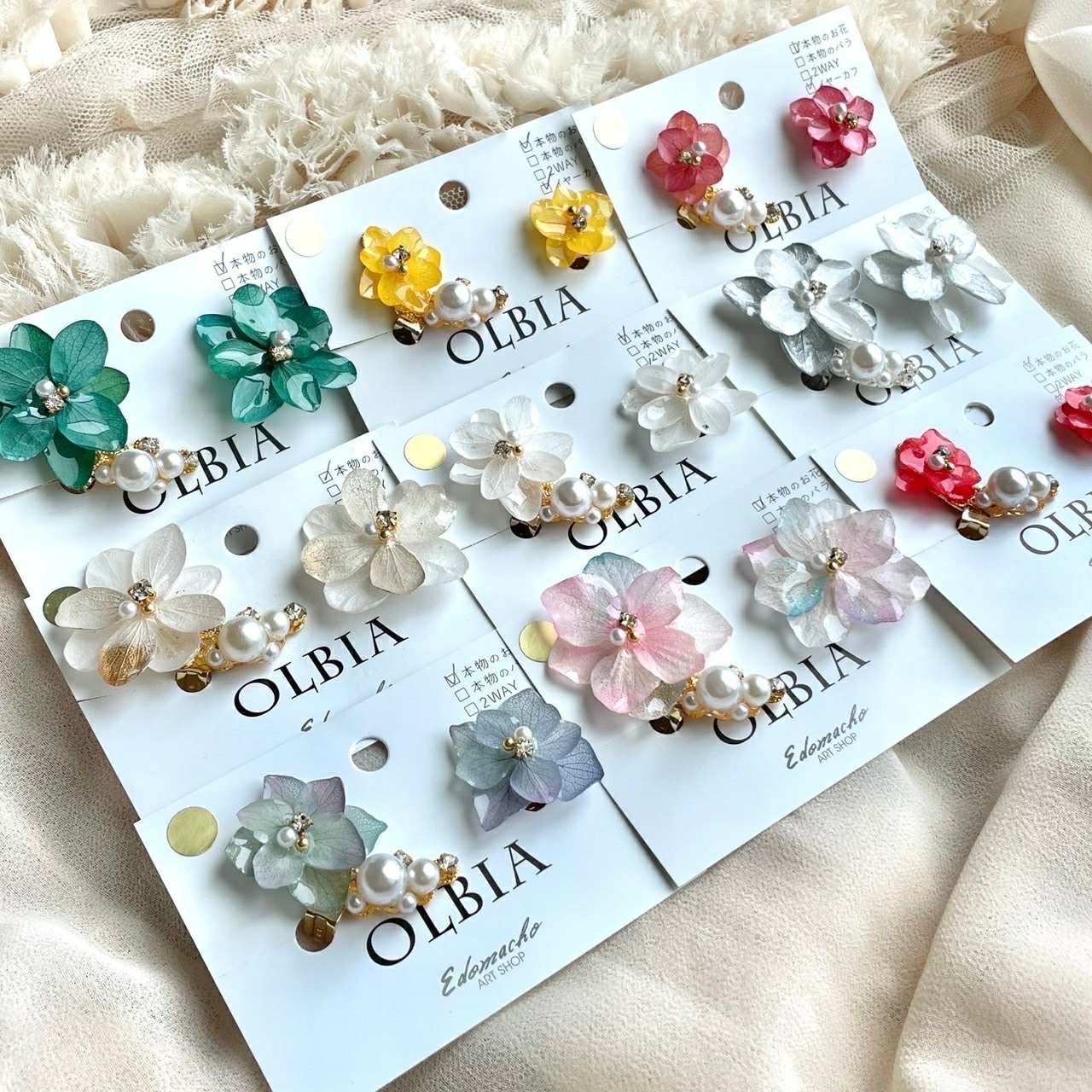 カラフルなお花アクセサリーの一覧